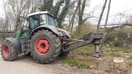 Eliminació de soques de plàtan mitjançant trituració per evitar la seva rebrotada. Febrer 2021