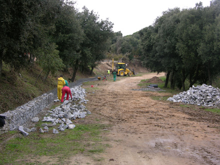 Construcció de murs de contenció dels talussos de l’àrea d’aparcament. Novembre 2008