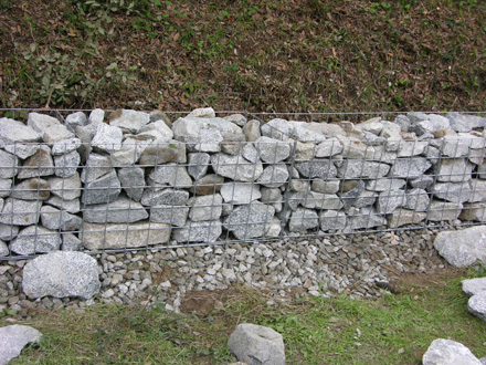 Detalls del murs de contenció dels talussos de l’àrea d’aparcament. Novembre 2008