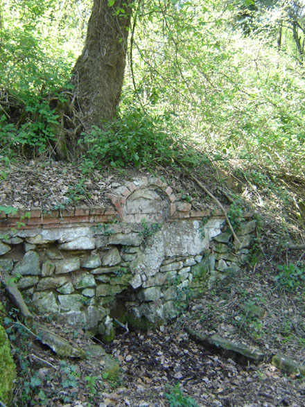 Estat de la font de Cal Guarda abans dels treballs de restauració. Gener 2008