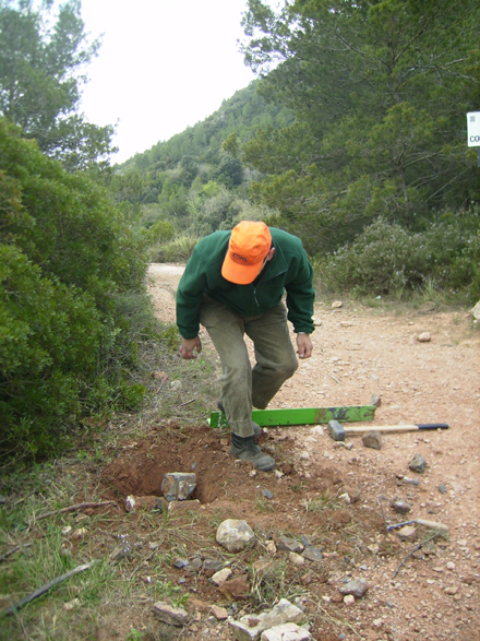 Treballs apertura forat per a la col·locació de la nova senyalització, Abril 08.