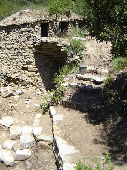 Construcció d’esglaons de pedra per accedir a les tines restaurades. Juny 2008.