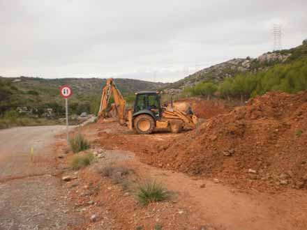 Treballs d’ampliació de l’aparcament amb retroexcavadora. Desembre 2009