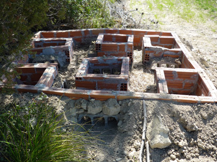 Construcció de vedrunes (reproducció i cria de conill). Març 2009