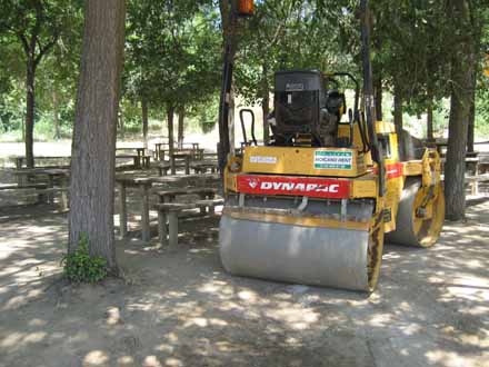 Corró compactador per allisar el ferm i eliminar irregularitats del terreny. Juliol 2009