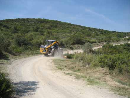 Treballs de manteniment amb tractor i capçal desbrossador. Setembre 2009