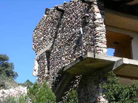 Edificació de Can Mata enmig del bosc. Setembre 2010