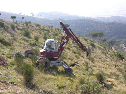 Detall de la realització de clots per a la plantació amb retroaranya. Febrer 2009