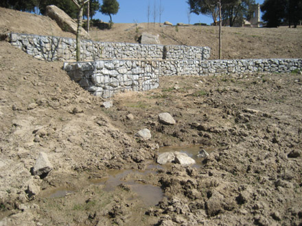 Elements per facilitar el drenatge d’aigua sobrant i eliminar desnivells. Març 2009