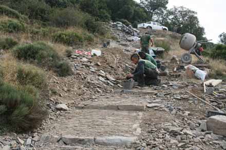 Disminució del desnivell amb empedrat i escalat. Octubre 2008