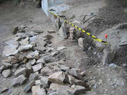 Reconstrucció de petit mur de contenció a la Font de Can Llevalloll. Juny 2009