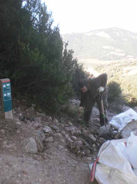 Millora dels camins d’accés a La Mola, amb despedregat i selecció de material. Maig 2012