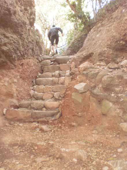 Reconstrucció d’escales en zones de difícil accés. Maig 2012