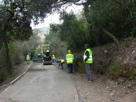 Compactació del material que forma el ferm del camí. Desembre 2011