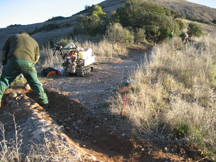 Construcció de trenca d’aigua en camins del parc per conduir l’aigua de pluja. Març 2014