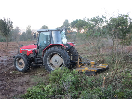 Estassada mecanitzada amb tractor i desbrossadora, i que inclou l’eliminació de restes per a la recuperació d’espais oberts. Febrer 2014