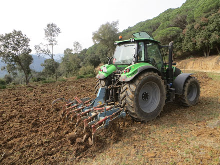Passada de tractor amb cultivador per a preparar el sòl per a la seva sembra. Febrer 2014