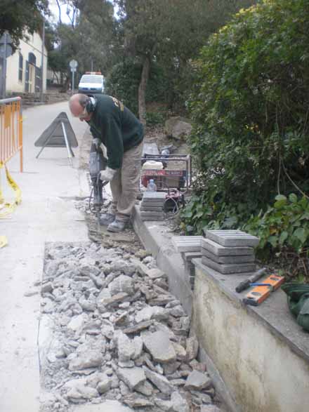 Eliminació de barreres i adaptació d’accessos per a invidents. Desembre 2012