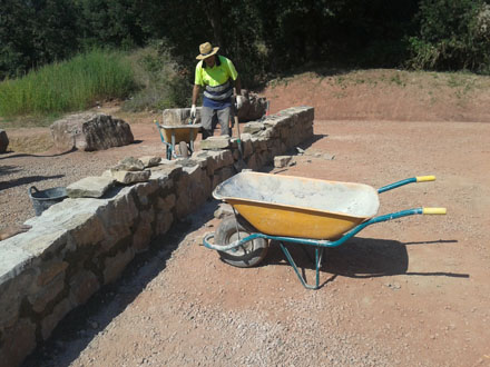 Construcció de petit mur perimètric de l’aparcament. Desembre 2013