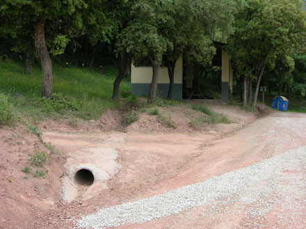 Petites obres de drenatge i conducció d’aigües de pluja. Juny 2013