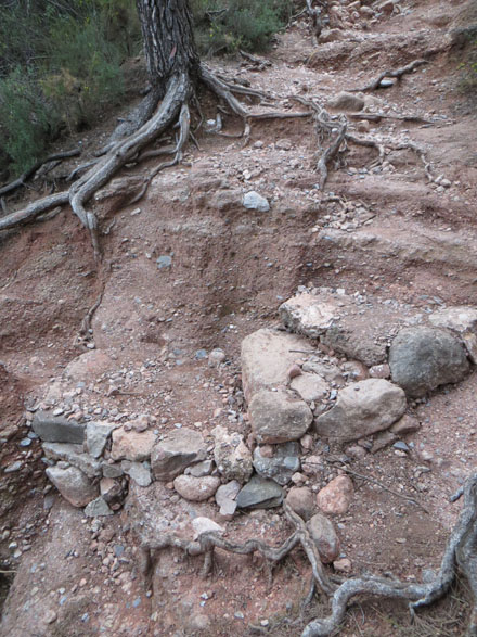 Arranjament de camí i solució amb empedrat en tram d’elevat pendent i forta erosió. Octubre 2014