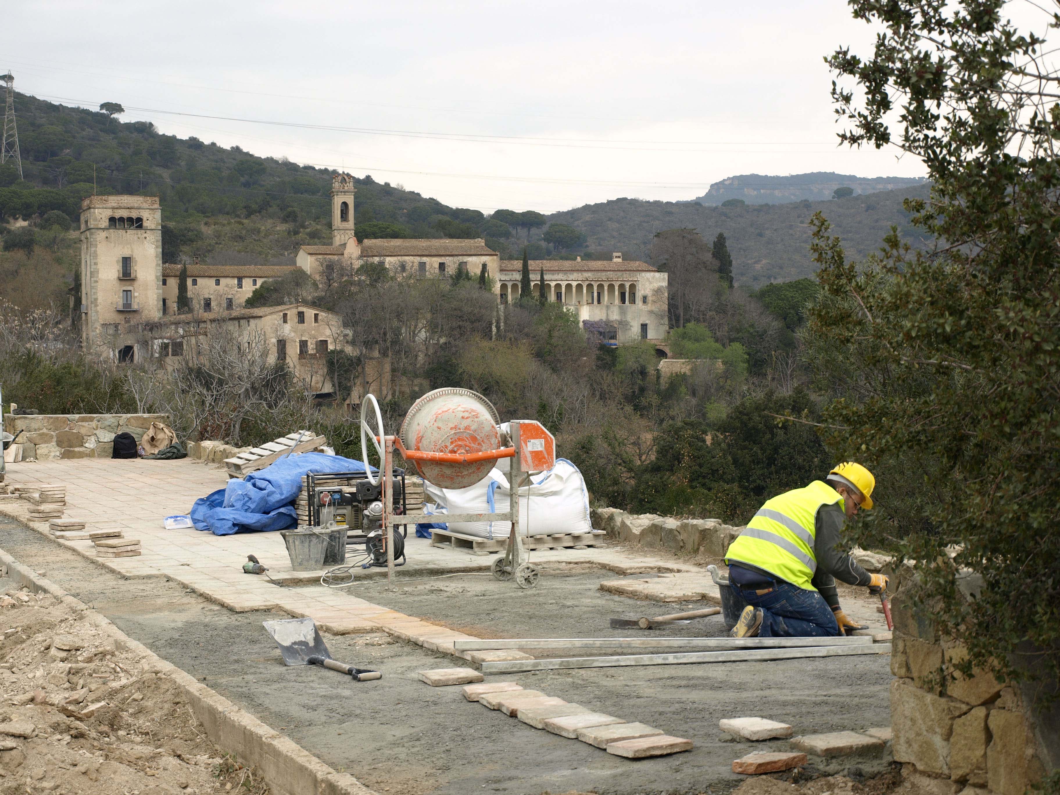 Restauració de rajoles en itinerari d’accés a St Jeroni. Març 2016