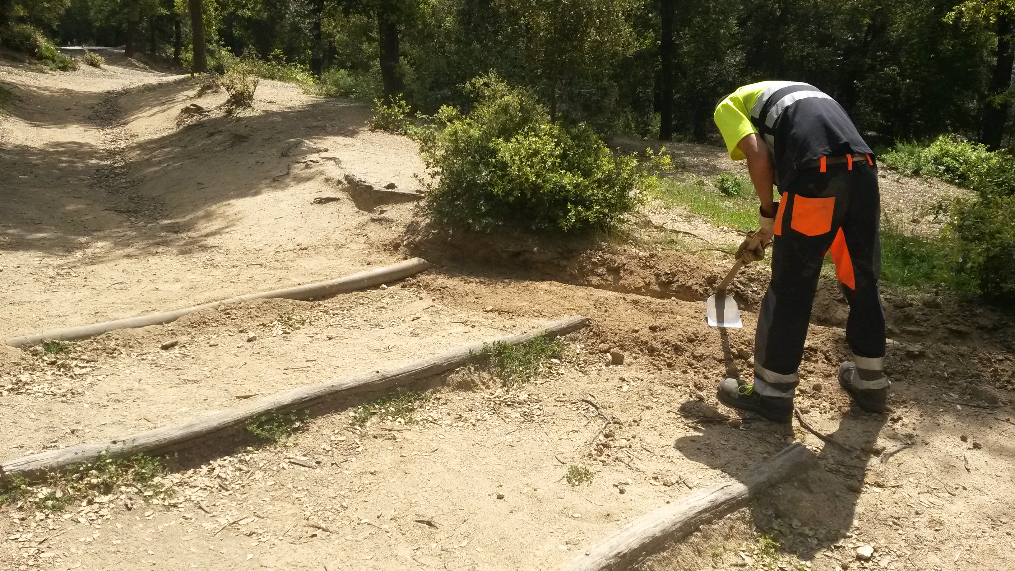 Creació de canals de recollida i desviament d’aigua pluvial per evitar processos erosius. Juny 2016