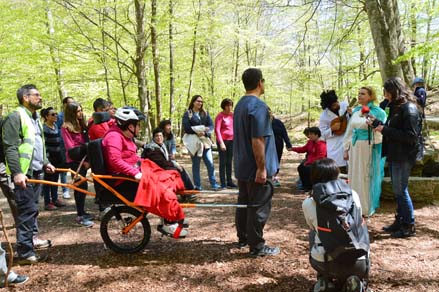 Seguint la ruta teatrelitzada “Aigua” al parc natural del Montseny amb la nova cadira tot terreny Joëlette. Abril 2017