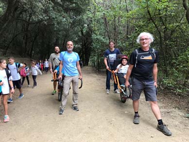 Visita al parc gràcies a les noves cadires tot terreny Joëlette