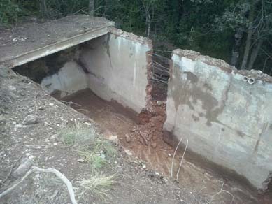 Enderroc de cisterna en desús en la urbanització La Mata. Febrer 2017 