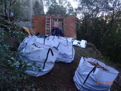 Saques de runa i material de l’enderroc d’elements construïts obsolets dins del bosc. Febrer 2017