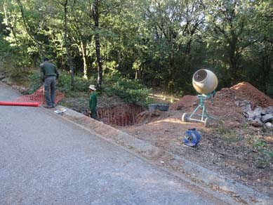 Treballs de construcció de l’arqueta de recollida d’aigua pluvial per a la recàrrega de la Bassa d’Estenalles. Juliol 2016