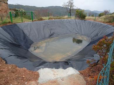 Treballs de millora en la impermeabilització i recollida d’aigua de la bassa de Matarodona. Febrer 2017