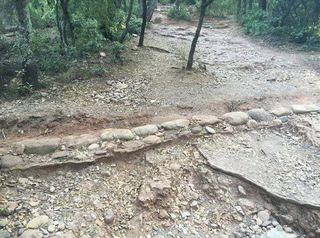 Restauració de canal de desguàs d’aigües pluvials per evitar concentració i formació de xaragalls. Juny 2016