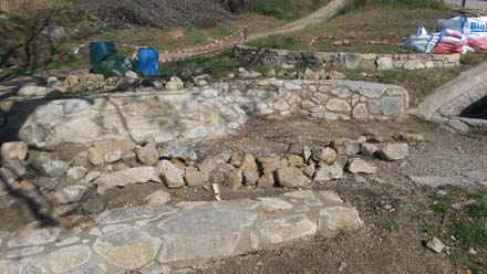 Mur de pedra collada que servirà com a base per als futurs bancs. Març 2017