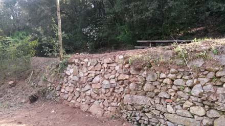 Reconstrucció de mur de contenció a la Font del Ca. 