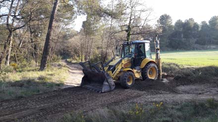 Treballs de millora dels accessos als conreus i desviar el camí per evitar el trepig en la zona de la roureda singular. Abril 2019