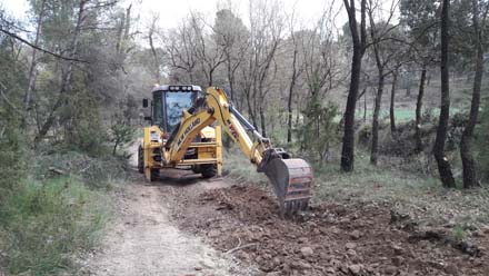 Treballs de conversió de camins de trànsit a camins de peu als voltants de la roureda. Abril 2019