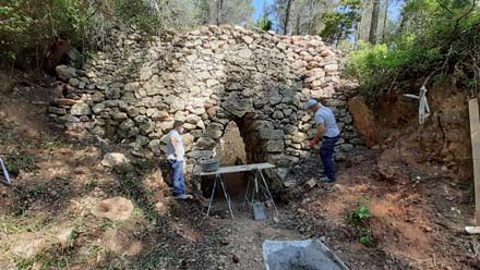 Obres de consolidació del forn de pedra amb paret frontal de pedra collada. 