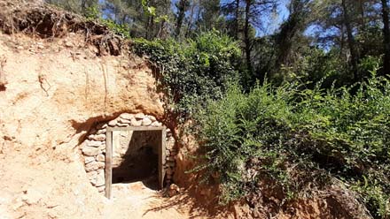 Consolidació de la paret frontal del forn de terra. 