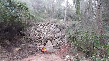 Neteja general del forn de pedra amb tallada de vegetació i retirada de deixalles a abocador.