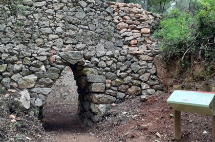 Forn de calç de pedra amb plafó interpretatiu de l’aprofitament de la calç. Juliol 2020