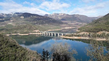 Vista general de l’embassament de La Baells. Març 2019