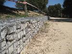 Mur de contenció fet de gabions (a la zona d’aparcament). Març 2009