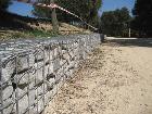 Mur de contenció fet de gabions (a la zona d’aparcament). Març 2009