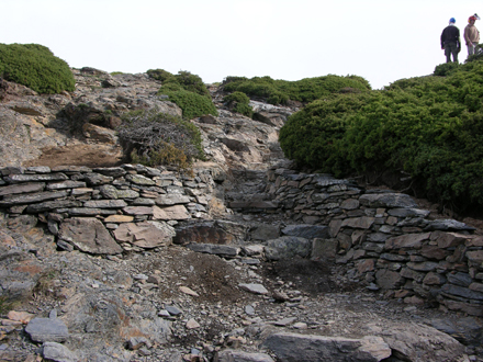 Restauració de talussos en el camí d’accés al cim. Octubre 2005