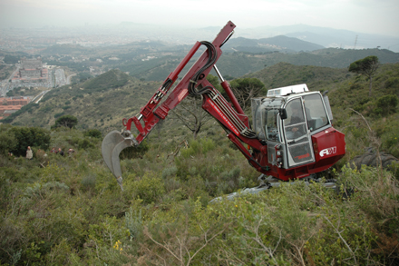 Maquinària utilitzada per a la realització dels clots de plantació: retroaranya. Gener 2006