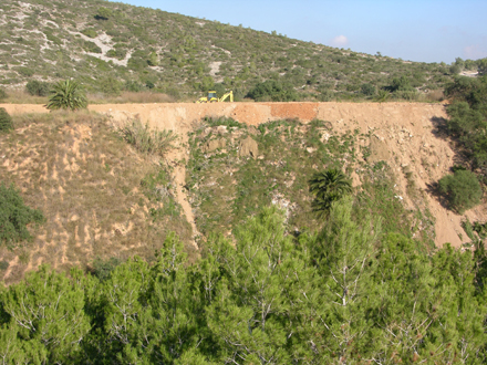 Aportació de terres per a la reconstrucció de la topografia de la zona afectada per l’abocador. Novembre 2006