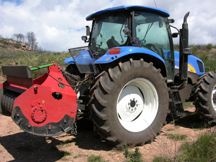 Tractor amb desbrossadora de martells. Desembre 2005