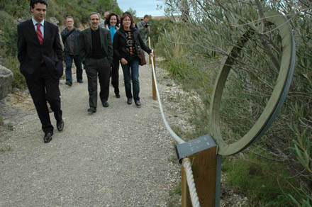 Inauguració de l'itinerari Josep Mayoral, Diputació de Barcelona, Xavier Bertolin, de l'Obra Social 'la Caixa' i Maria Enciso, de la Once  el 31 d'octubre 2007